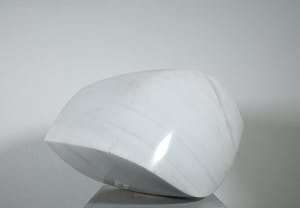 Niet of onleesbaar gesigneerd - Abstract geometrisch massief marmeren sculptuur kopen? Bied vanaf 1!