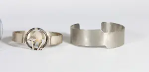 Menno Meijer - Lot van vijf armbanden van diverse materialen kopen? Bied vanaf 60!