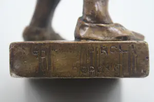 Niet of onleesbaar gesigneerd - Prachtig Rigoletto Beeld Gesigneerd (Gips Gepatineerd) 20e eeuw kopen? Bied vanaf 1!