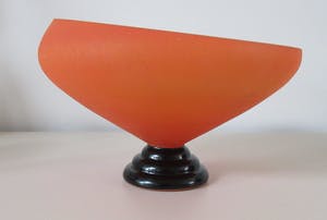 Niet of onleesbaar gesigneerd - Art deco oranje gesatineerde glazen schaal op voet kopen? Bied vanaf 1!