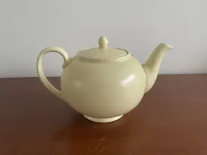 Plateelbakkerij Zuid-Holland - Plateelbakkerij Zuid Holland - Art deco gele theepot + kop- en schotels kopen? Bied vanaf 20!