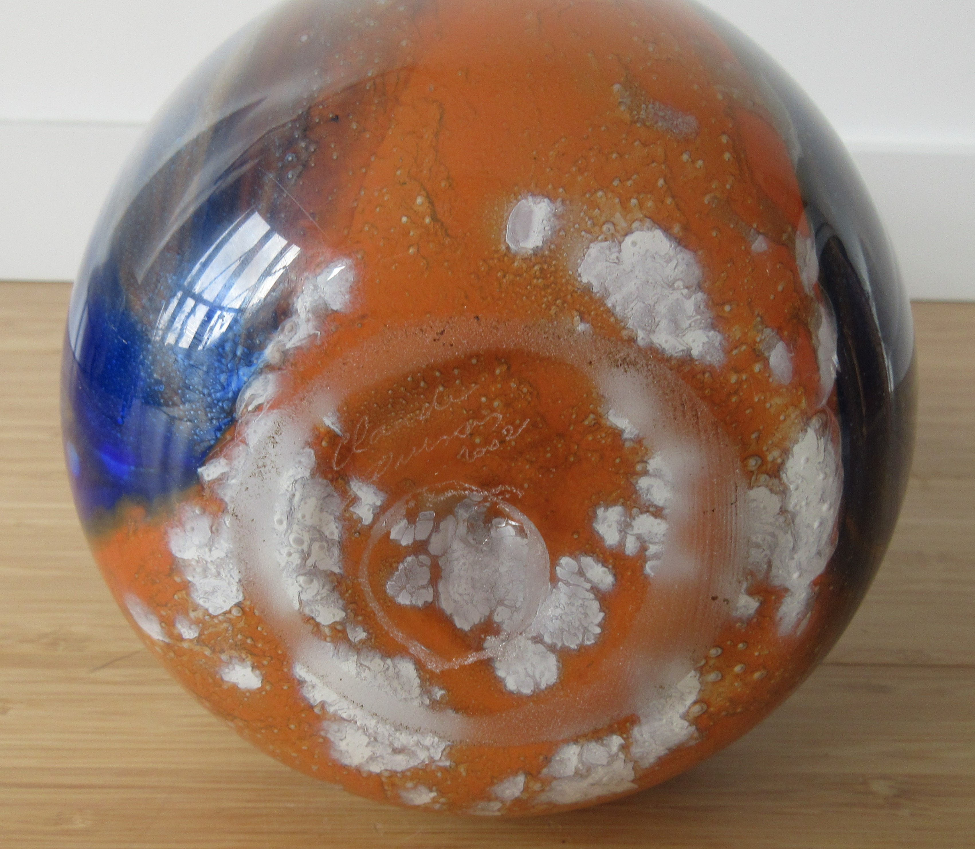 Niet of onleesbaar gesigneerd - Grote studio glazen vaas gesigneerd en gedateerd 2002 kopen? Bied vanaf 1!