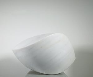 Niet of onleesbaar gesigneerd - Abstract geometrisch massief marmeren sculptuur kopen? Bied vanaf 1!