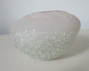 Niet of onleesbaar gesigneerd - Studio glazen vaasje kopen? Bied vanaf 1!