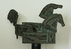 Eric Claus - Bronzen beeld paardenhoofden Rabobank: Kijken, Denken, Doen, 1992 kopen? Bied vanaf 795!