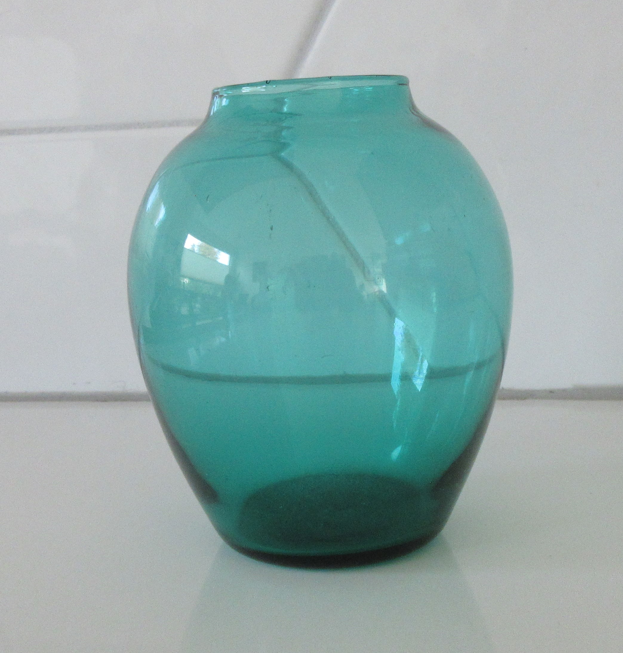 Niet of onleesbaar gesigneerd - Mooi zeegroen en amethyst kleurige glazen vaasjes kopen? Bied vanaf 1!