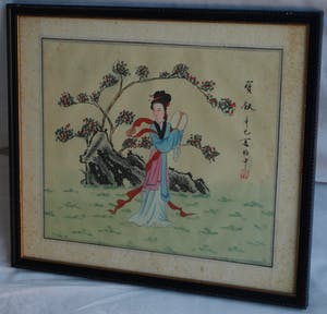 Niet of onleesbaar gesigneerd - 2 ingelijste schilderijen op zijde , Chinees? Japans?, Vrouw in landschap kopen? Bied vanaf 1!