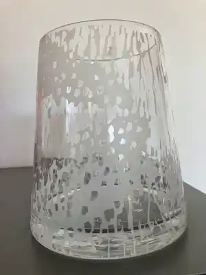 Lenneke Saraber - Heldere vaas met matte decoratie verkauft für € 49!