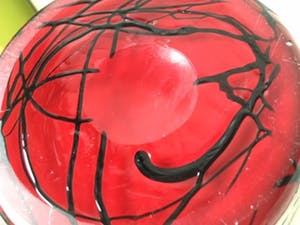 Niet of onleesbaar gesigneerd - Rode glazen vaas met zwart draadglas kopen? Bied vanaf 10!