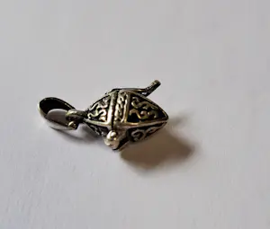 AcheterVintage zilveren Nieuw mooi bewerkt gedenksieraad in markiesvorm.? Enchérissez de 25!