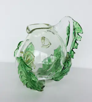 Ciel van Dooren - Studio de Oude Horn / Fraaie grote glazen schenkkan met bladmotief kopen? Bied vanaf 150!