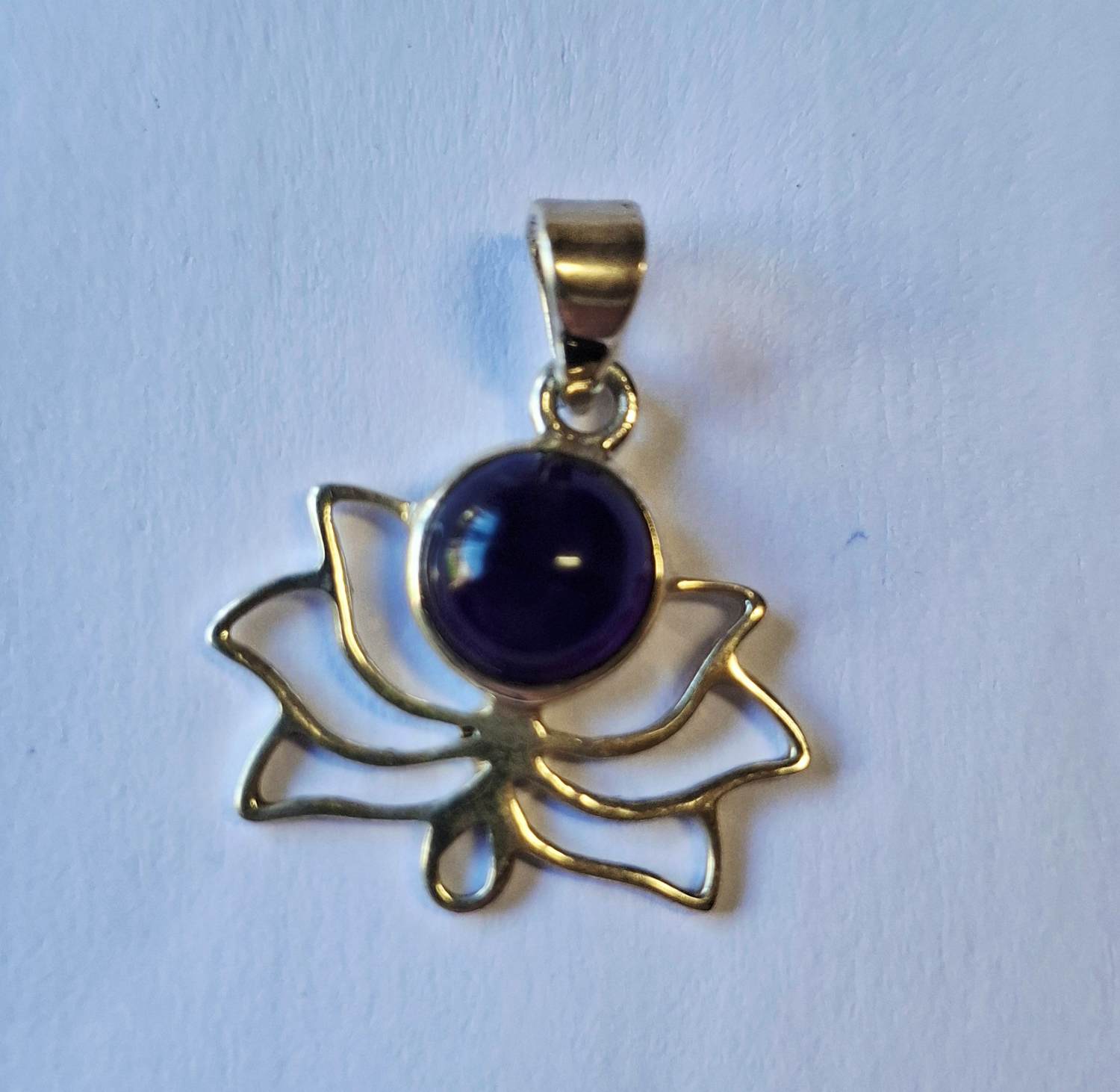 nieuwe Lotus hanger gemaakt van 925 sterling zilver met een Amethist edelsteen kopen? Bied vanaf 50!