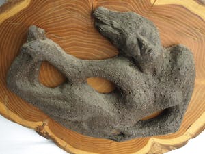 Klaas Pijlman - Liggend naakt – Chamotte / Aardewerk op hout – ca 1979 kopen? Bied vanaf 50!