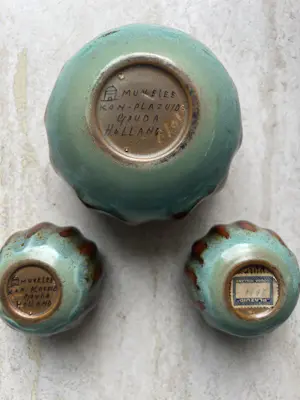 Plateelbakkerij Zuid-Holland - Set van 3 vintage Plazuid Gouda aardewerk vaasjes – “Muwelee” glazuur kopen? Bied vanaf 35!