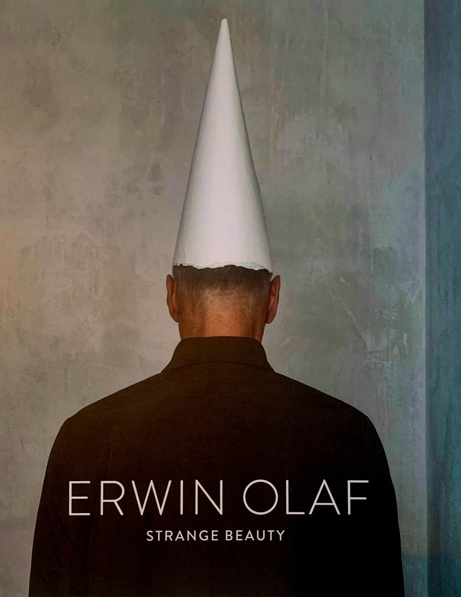 Erwin Olaf - Gesigneerd boek: Strange beauty kopen? Bied vanaf 250!