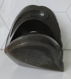 Niet of onleesbaar gesigneerd - Abstract massief natuurstenen sculptuur gesigneerd RS kopen? Bied vanaf 1!