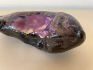 Niet of onleesbaar gesigneerd - Kunstaardewerken object uitgevoerd in paars glazuur kopen? Bied vanaf 1!