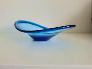Per Lutken - Holmegaard; asymmetrische schaal in prachtige blauwe kleur kaufen? Bieten Sie von 69!