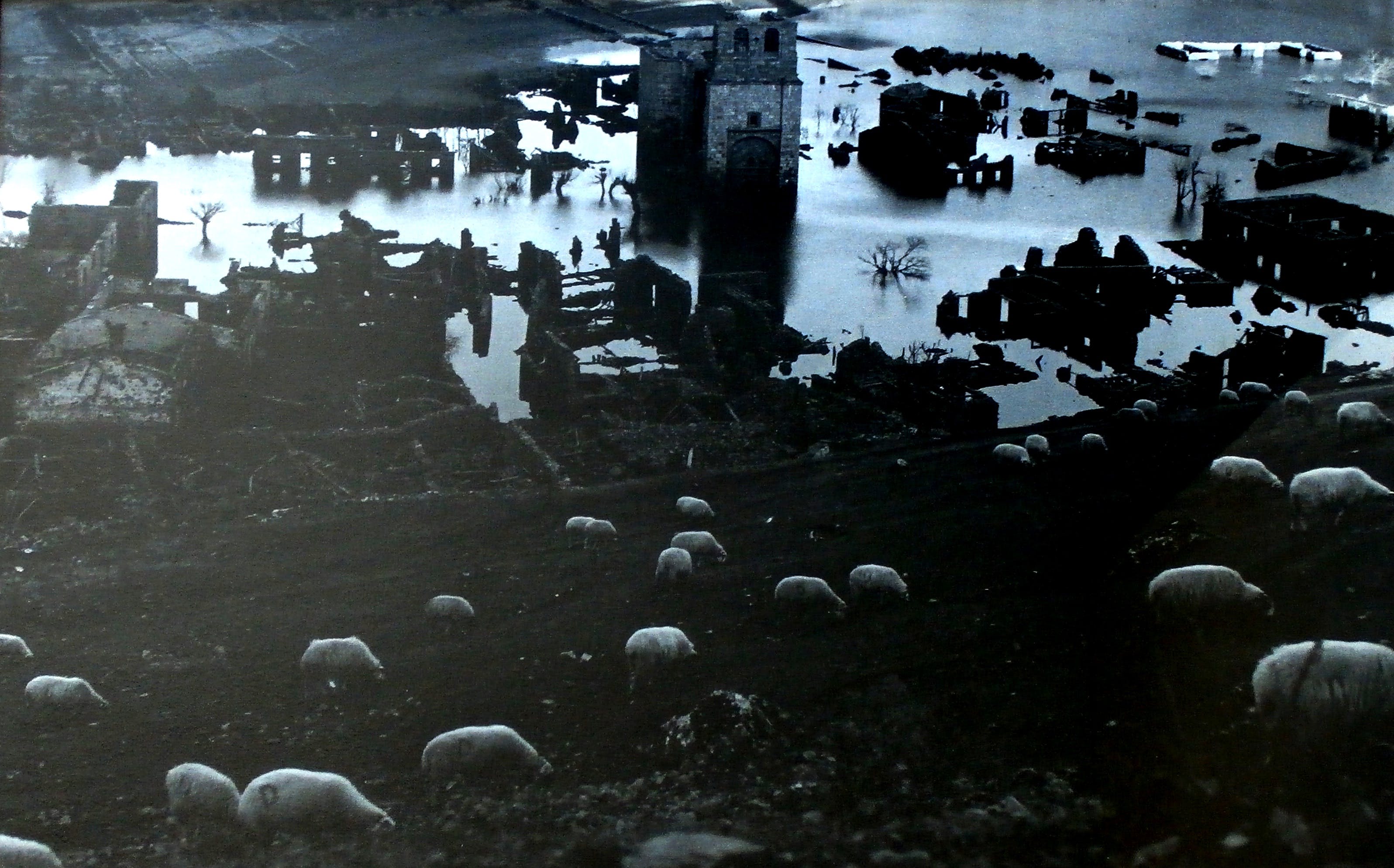 Johan van der Keuken - Foto: Verdronken stad - Spanje - 1964 kopen? Bied vanaf 495!