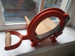 Niet of onleesbaar gesigneerd - Raadvad broodsnijder naar ontwerp van Ove Larssen kopen? Bied vanaf 1!