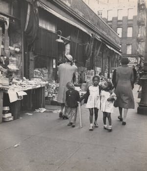 Richard Saunders - Harlem in the early 1950s, gelatinezilverdruk kopen? Bied vanaf 125!