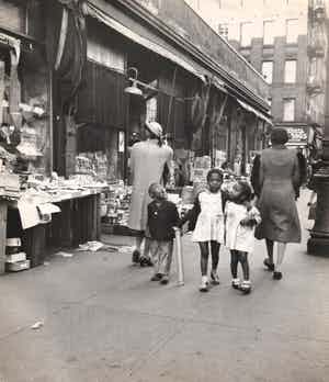 Richard Saunders - Harlem in the early 1950s, gelatinezilverdruk verkocht voor € 125!
