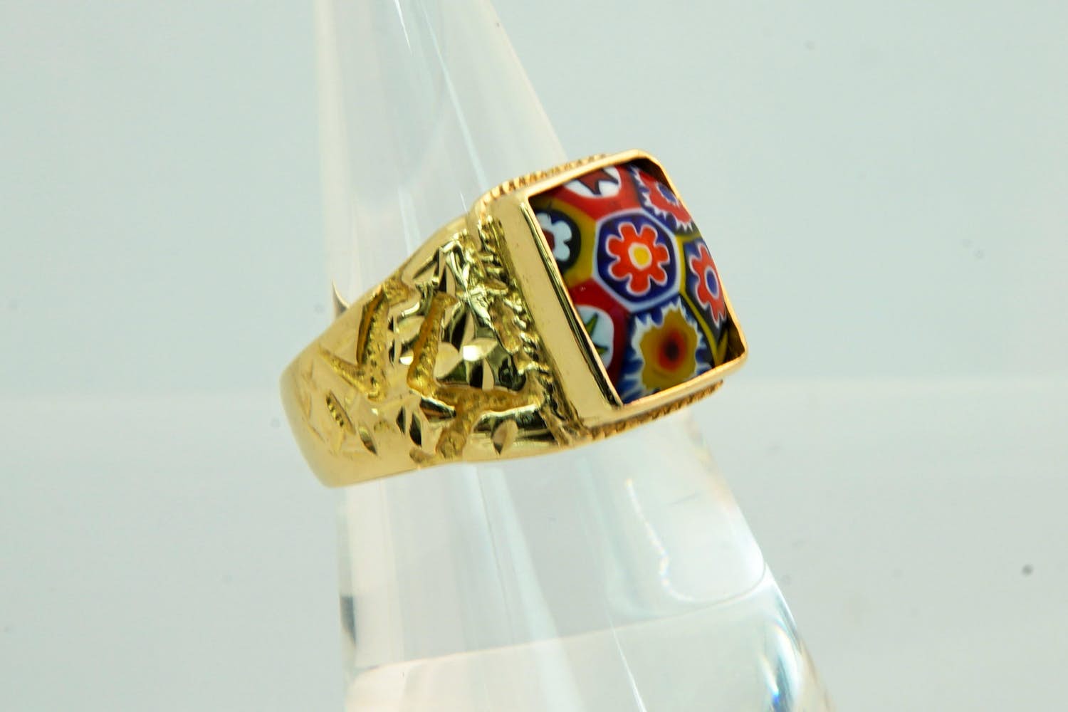 54 - Fraai bewerkte 18Kt geel gouden ring met cabuchon geslepen kleursteen kopen? Bied vanaf 480!