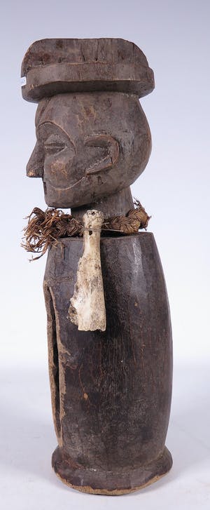 Yoruba - Bijzondere spleettrom van de medicijnman met botten kopen? Bied vanaf 70!