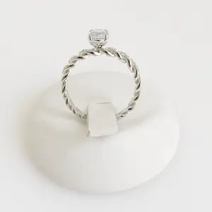 Acheter0,90 ct saffier- en diamanten ring? Enchérissez de 450!