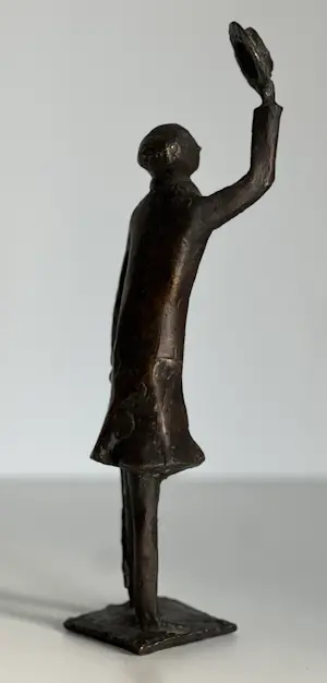 Theo van der Nahmer - Bronzen sculptuur | 'Man met hoed en paraplu ' / Flaneur' | 1968 kopen? Bied vanaf 400!