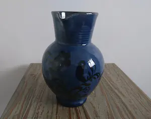 Niet of onleesbaar gesigneerd - Geglazuurde blauwe schenkkan met vogeldecoratie kopen? Bied vanaf 1!