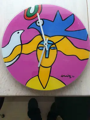 Corneille - 2 kleurrijke klokken met afbeeldingen van Corneille kopen? Bied vanaf 50!