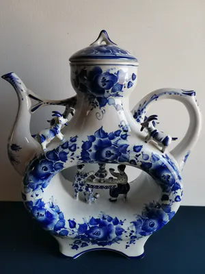 Niet of onleesbaar gesigneerd - Fraaie gedecoreerde Chinese koffiepot in blauw en wit keramiek kopen? Bied vanaf 1!