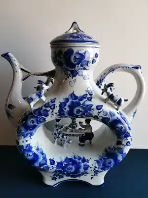 Niet of onleesbaar gesigneerd - Fraaie gedecoreerde Chinese koffiepot in blauw en wit keramiek verkocht voor € 1!