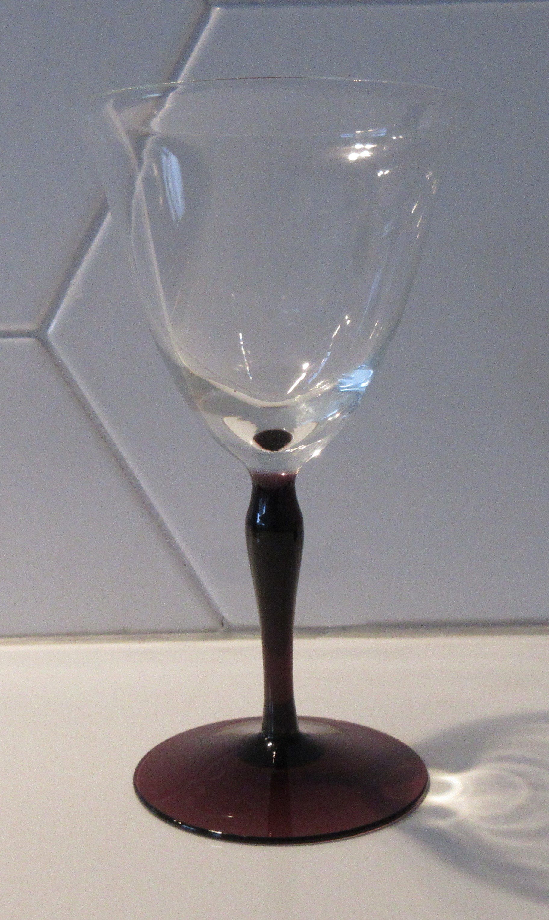 Willem Rozendaal - Vier rode wijnglazen servies Ajax met paarse voet en steel kopen? Bied vanaf 22!