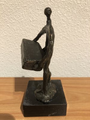 Corry Ammerlaan - Prachtig beeldje " Een zware last dragen " kopen? Bied vanaf 25!