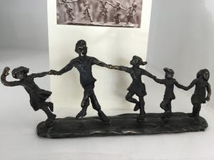 Astrid Veldhuyzen-Koppen - Bronzen sculptuur “ Kinderspel “ kopen? Bied vanaf 30!