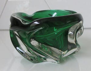 Josef Hospodka - Dikwandige smaragd groene getordeerde asbak uitvoering Chribska Sklo kopen? Bied vanaf 10!