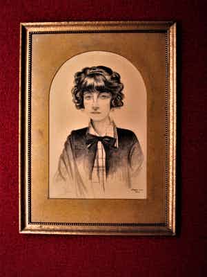 Wam Heskes - Amsterdam 1927 - (Houtskool)portret van jonge vrouw - Fraaie Art Deco lijst! verkocht voor € 10!