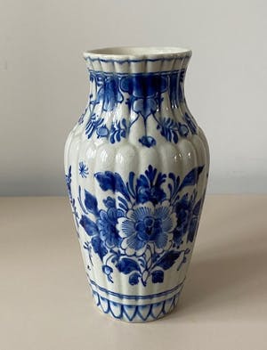 Porceleyne Fles - Delftsblauw platelen ribbelvaasje model 1804 kopen? Bied vanaf 1!