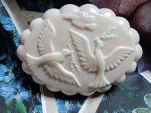 Curt Schlevogt - roze zeepdoos gedecoreerd met vredes duiven verkocht voor € 1!