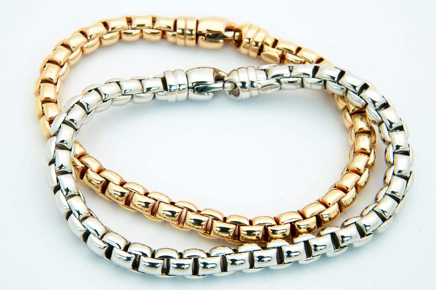 46 - Set van TWEE (2) 14 karaats wit en roségouden armbanden - dubbel geschakeld kopen? Bied vanaf 1170!