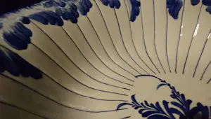 Niet of onleesbaar gesigneerd - Grote schaal met handgeschilderde motieven kopen? Bied vanaf 1!