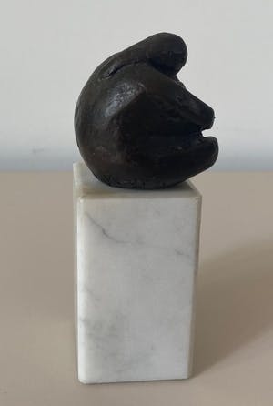 Niet of onleesbaar gesigneerd - Bronzen beeldje moeder met baby - gesigneerd kopen? Bied vanaf 1!