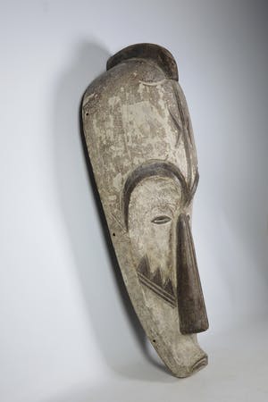 Fang - Groot houten Ngil masker met wit pigment en tattoo's onder ogen kopen? Bied vanaf 100!