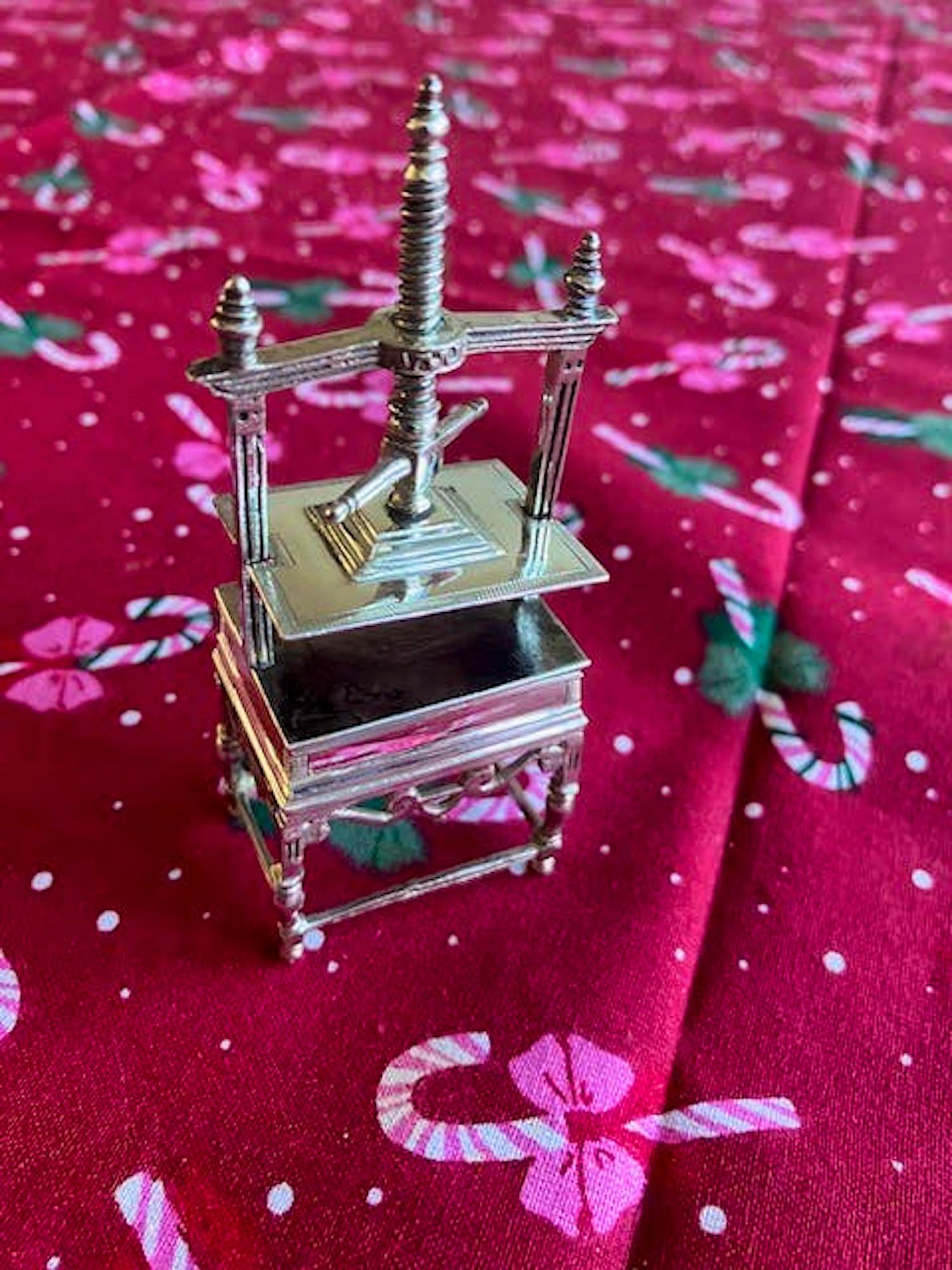 Arnoldus van Geffen - Arnoldus van Geffen zilveren miniatuur linnenpers ca. 1730 Amsterdam kopen? Bied vanaf 499!