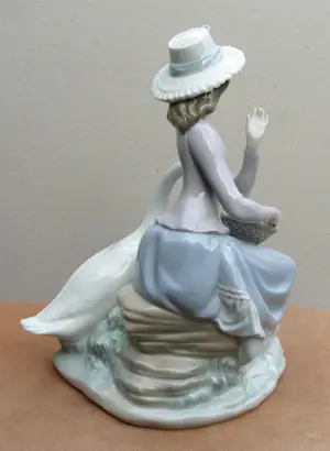 Lladro - Junges Mädchen mit Früchtekorb und einer neugierigen Ente kopen? Bied vanaf 109!