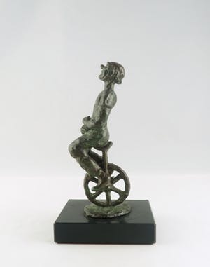 Bep van den Bergh - Brons en natuursteen, Clown op eenwieler kopen? Bied vanaf 50!