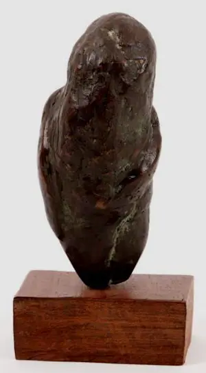 Gene Eggen - Bronzen sculptuur: Vrouw rustend op houten voetstukje kopen? Bied vanaf 495!