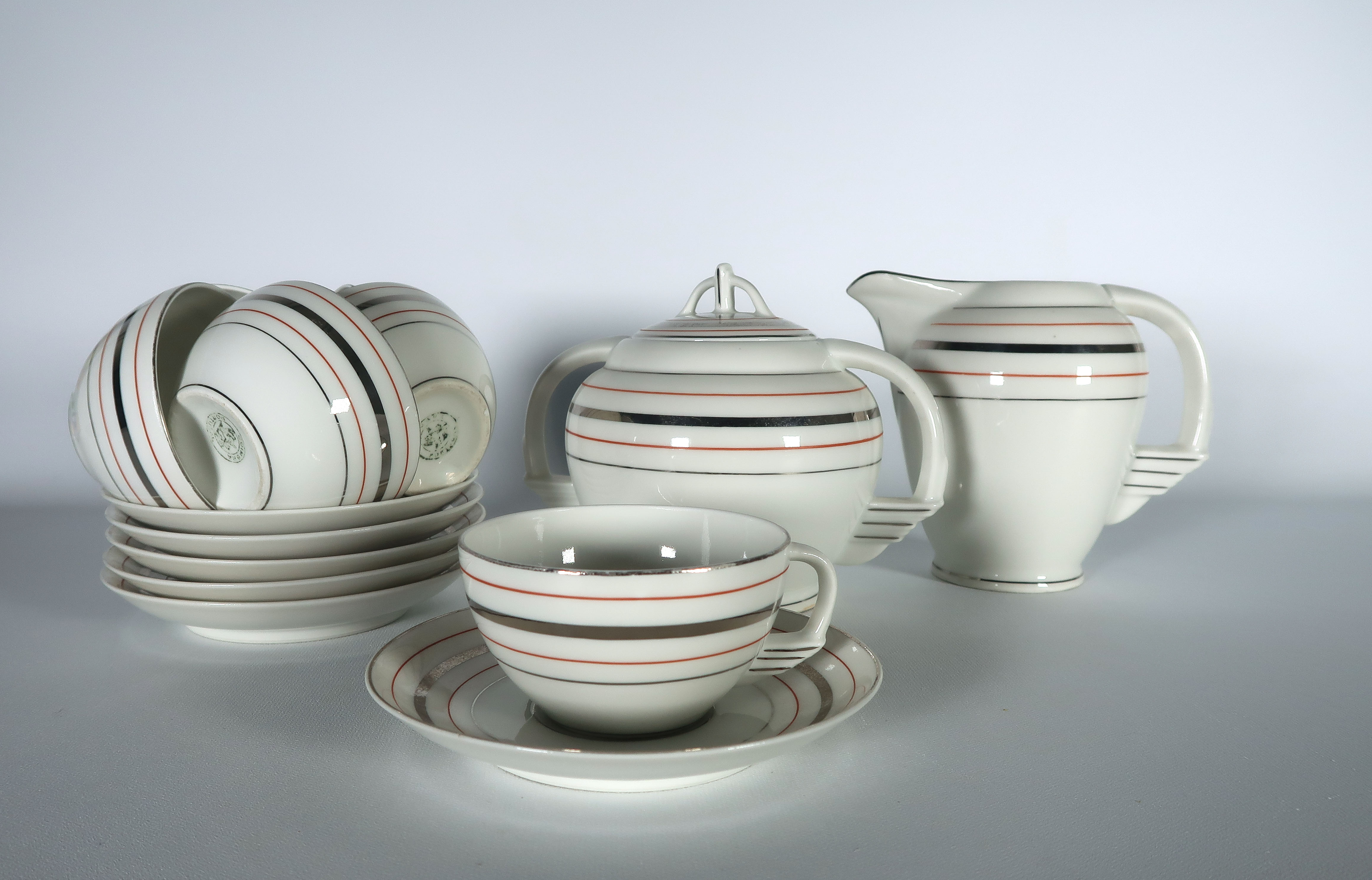 Niet of onleesbaar gesigneerd - Porselein, 14-delig Portugees servies verkocht voor € 1!